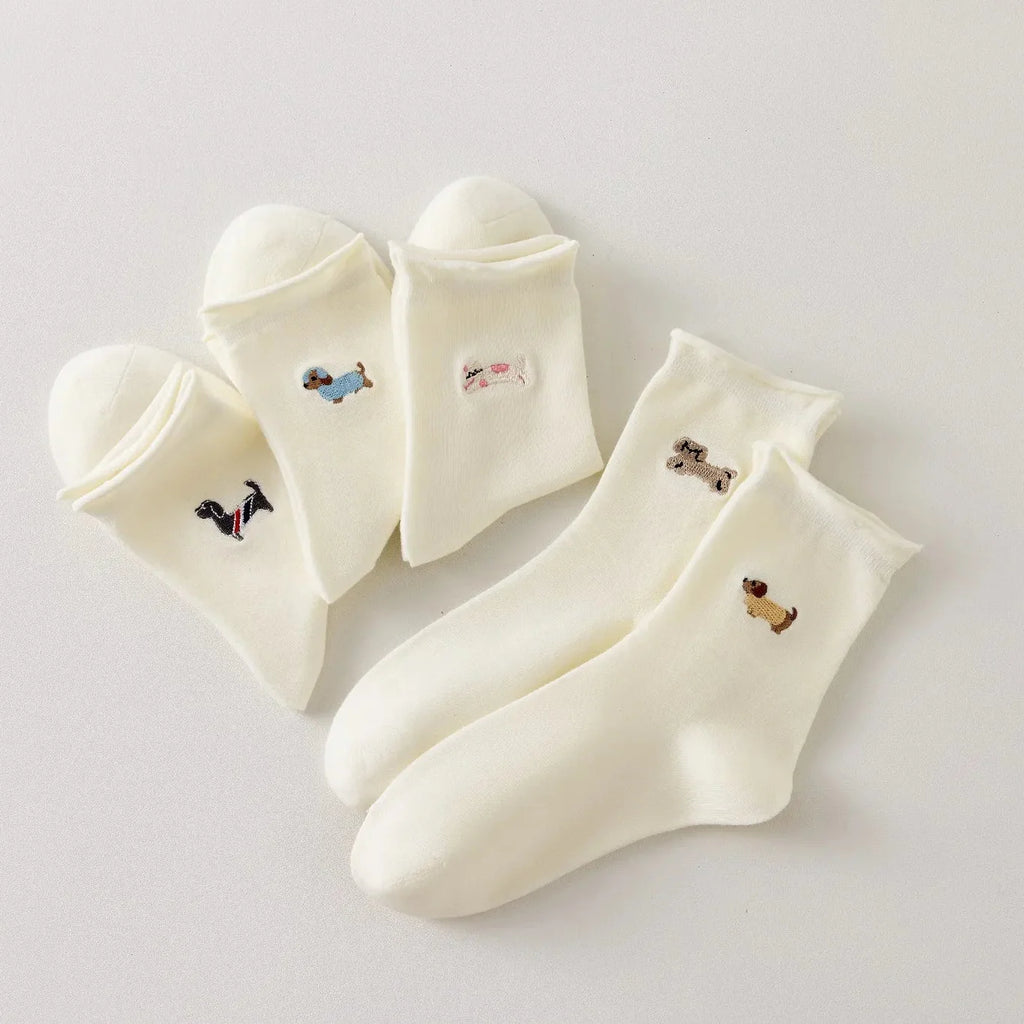 Lot de 5 chaussettes hautes femme crème, brodées de chiens ou chats. Motifs différents, maille douce et bord roulotté. Taille 35-41. Originales et confortables.