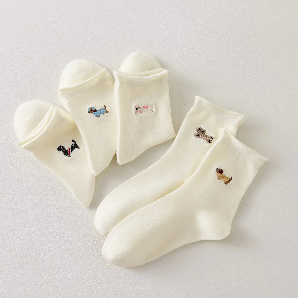 Lot de 5 chaussettes hautes femme crème, brodées de chiens ou chats. Motifs différents, maille douce et bord roulotté. Taille 35-41. Originales et confortables.