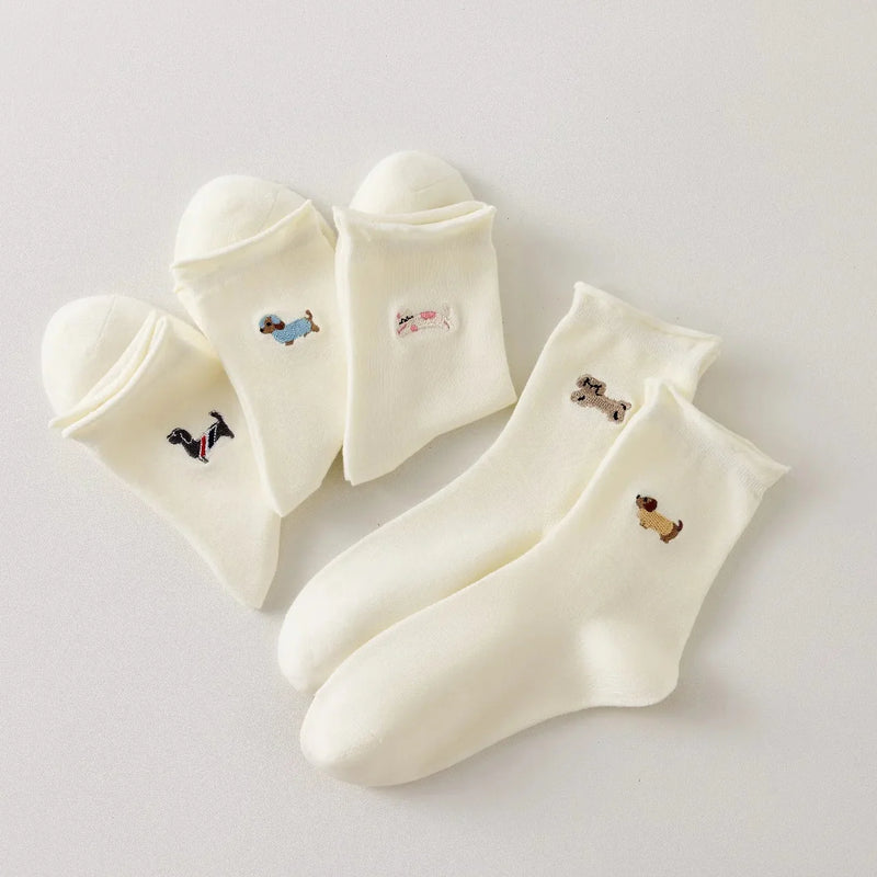 Set de 5 calcetines altos de mujer color crema, bordados con perros o gatos. Diferentes estampados, punto suave y borde enrollado. Talla 35-41. Originales y cómodas.