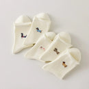 Set de 5 calcetines altos de mujer color crema, bordados con perros o gatos. Diferentes estampados, punto suave y borde enrollado. Talla 35-41. Originales y cómodas.
