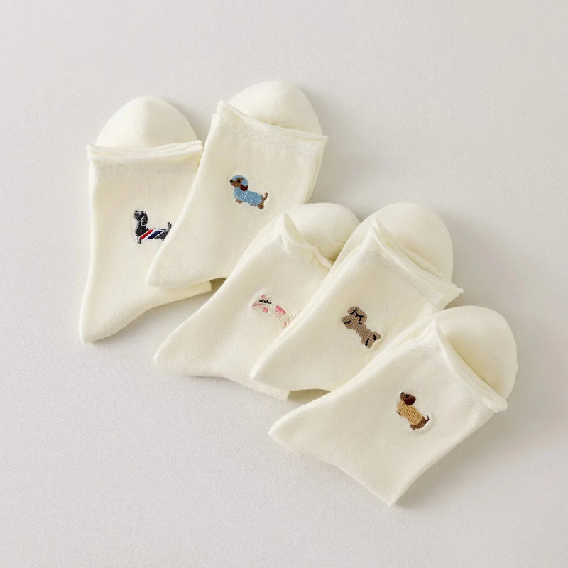 Set de 5 calcetines altos de mujer color crema, bordados con perros o gatos. Diferentes estampados, punto suave y borde enrollado. Talla 35-41. Originales y cómodas.