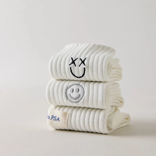 Lot de 3 chaussettes blanches montantes avec smiley, confortables et stylées, idéales avec des baskets. Coton épais, look tendance et maintien optimal.