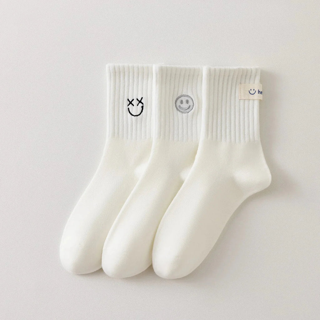 Pack of 3 white knee-high socks with smiley face, comfortable and stylish, ideal with sneakers. Thick cotton, trendy look and optimal support.