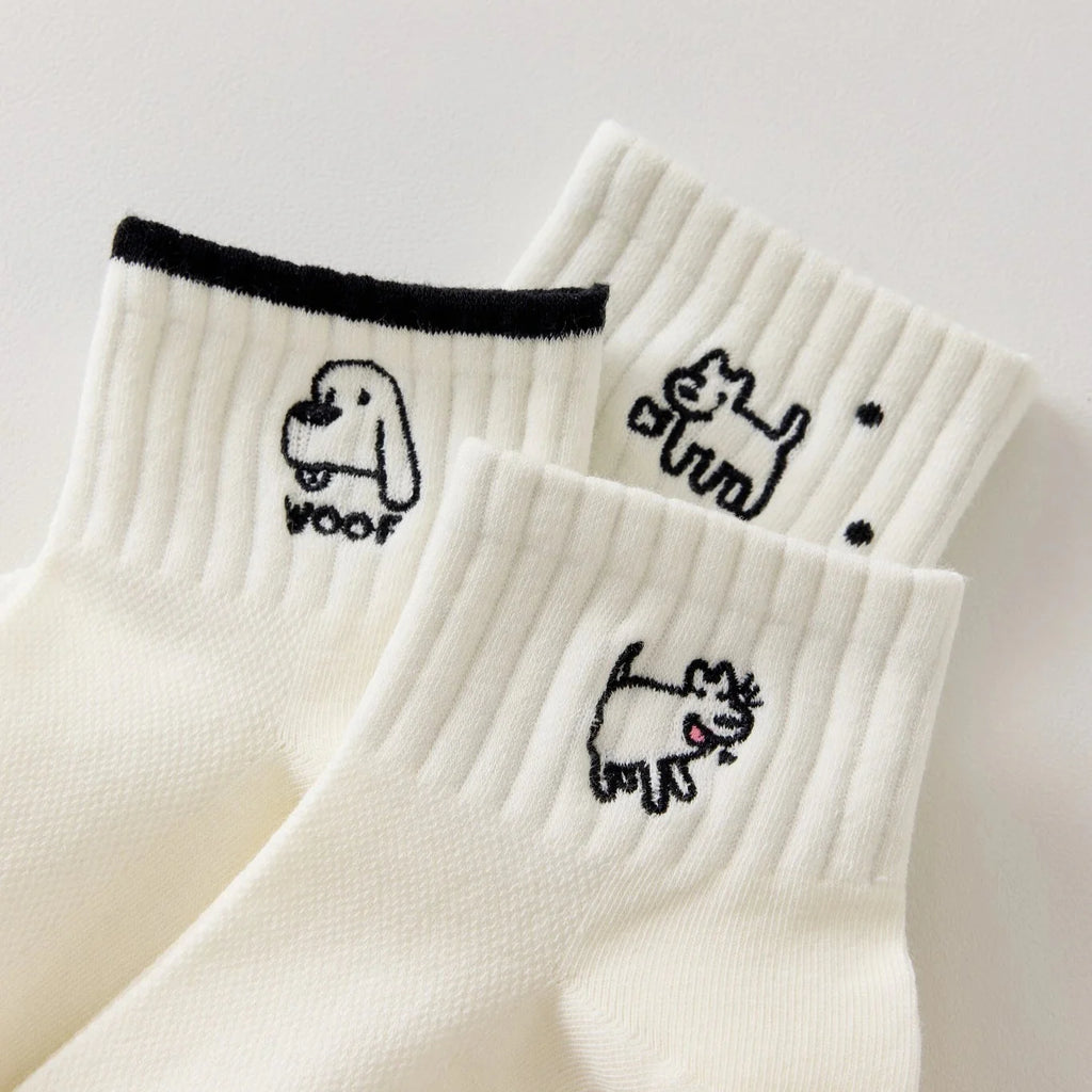 Lot de 3 chaussettes femme noir et blanc avec broderies chien. Motifs graphiques, maille douce et taille 35-41. Style original et confort assuré.