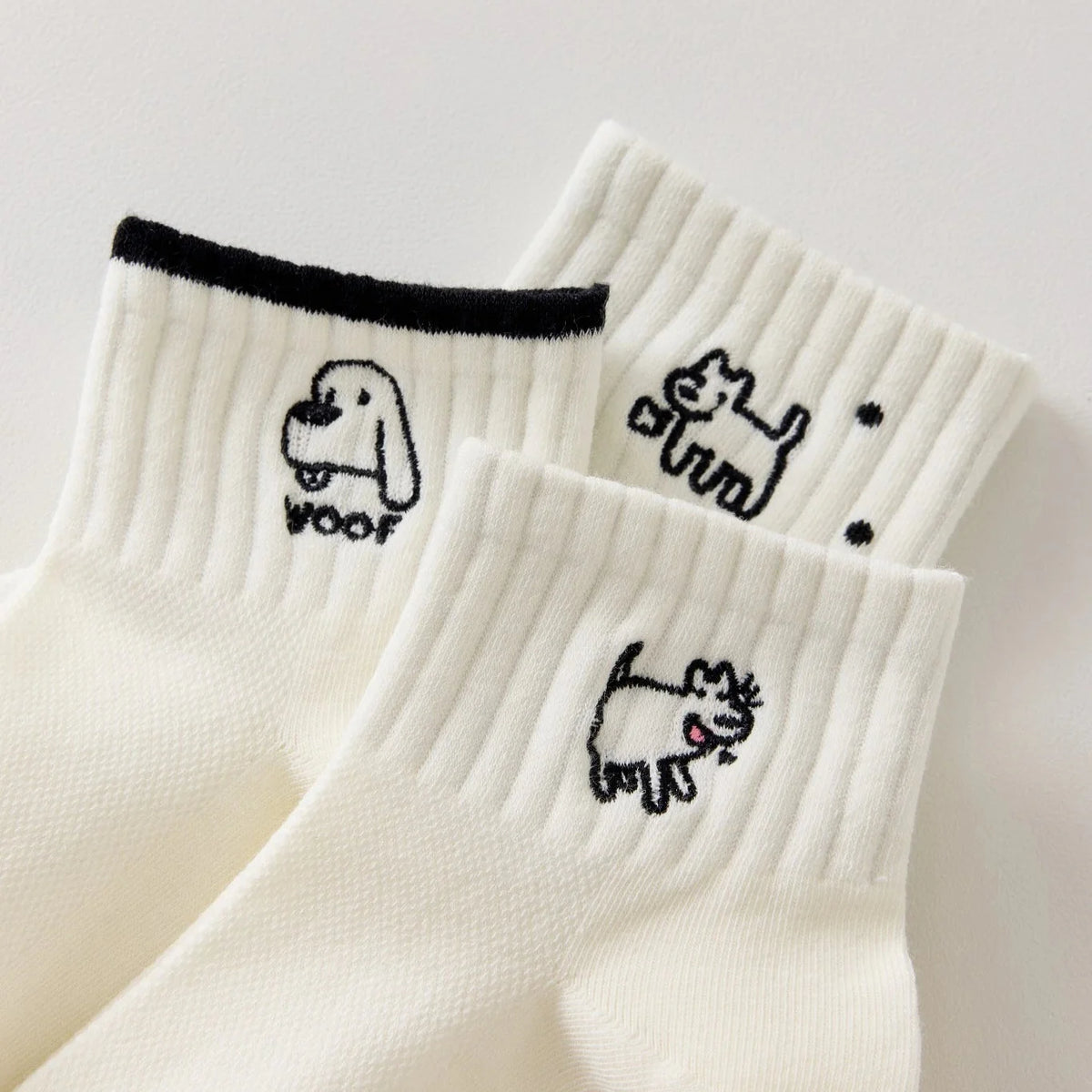 Lot de 3 chaussettes femme noir et blanc avec broderies chien. Motifs graphiques, maille douce et taille 35-41. Style original et confort assuré.