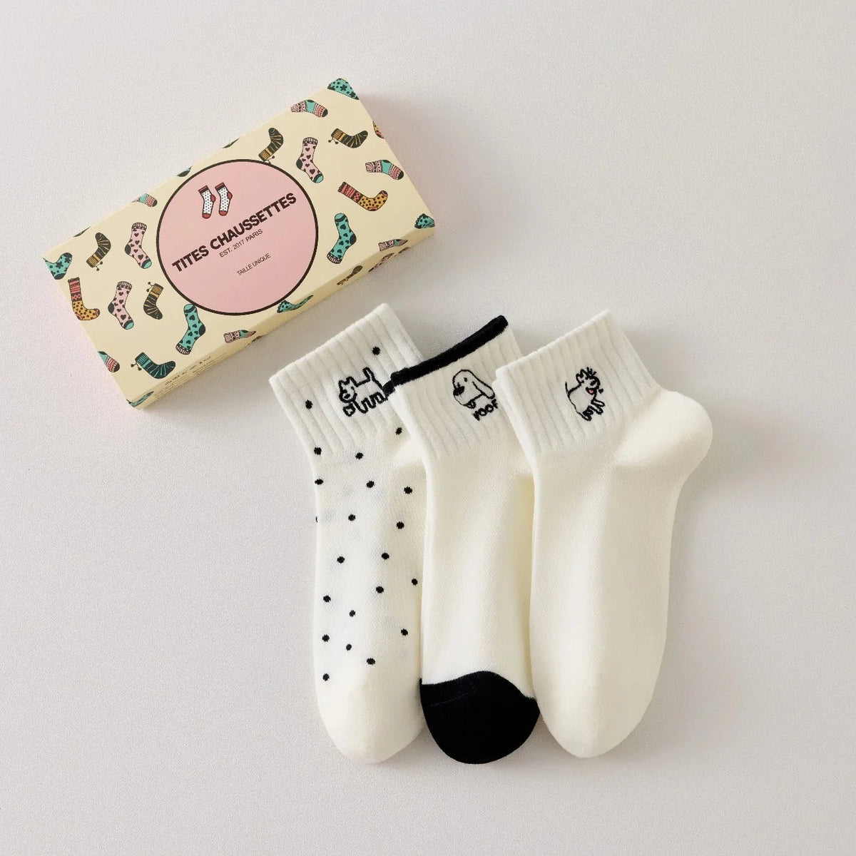 Lot de 3 chaussettes femme noir et blanc avec broderies chien. Motifs graphiques, maille douce et taille 35-41. Style original et confort assuré.