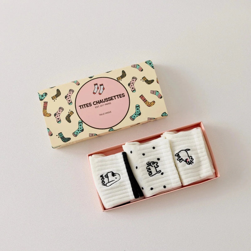 Lot de 3 chaussettes femme noir et blanc avec broderies chien. Motifs graphiques, maille douce et taille 35-41. Style original et confort assuré.