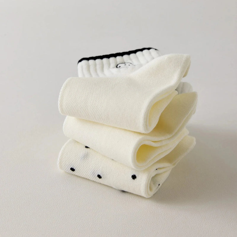 Lot de 3 chaussettes femme noir et blanc avec broderies chien. Motifs graphiques, maille douce et taille 35-41. Style original et confort assuré.