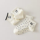 Lot de 3 chaussettes femme noir et blanc avec broderies chien. Motifs graphiques, maille douce et taille 35-41. Style original et confort assuré.