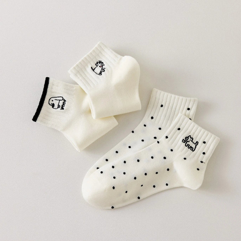 Lot de 3 chaussettes femme noir et blanc avec broderies chien. Motifs graphiques, maille douce et taille 35-41. Style original et confort assuré.