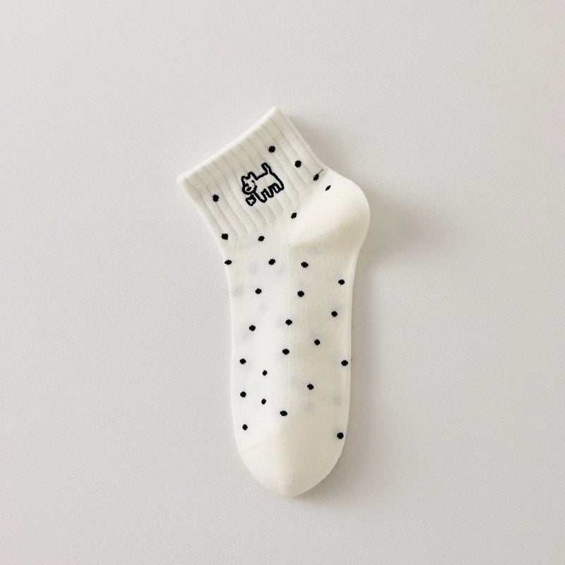 Lot de 3 chaussettes femme noir et blanc avec broderies chien. Motifs graphiques, maille douce et taille 35-41. Style original et confort assuré.