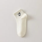 Lot de 3 chaussettes femme noir et blanc avec broderies chien. Motifs graphiques, maille douce et taille 35-41. Style original et confort assuré.
