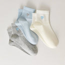 Lot de 3 chaussettes mi-hautes femme avec cœur bleu brodé. Coloris doux : gris, blanc cassé, bleu ciel. Bord côtelé. Confort et style au quotidien.
