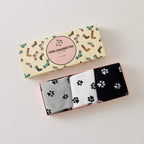 Lot de 3 chaussettes montantes avec motifs pattes de chat. Coloris sobres, confortables, en coton majoritaire. Idéales au quotidien avec tout type de chaussures…