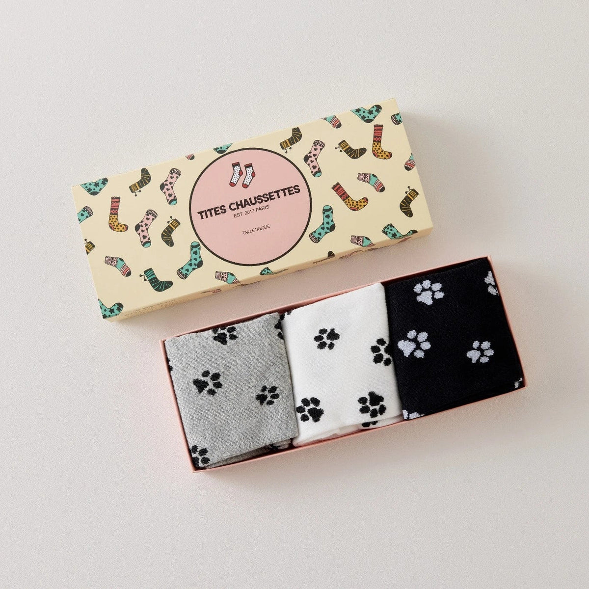Lot de 3 chaussettes montantes avec motifs pattes de chat. Coloris sobres, confortables, en coton majoritaire. Idéales au quotidien avec tout type de chaussures…