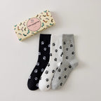 Lot de 3 chaussettes montantes avec motifs pattes de chat. Coloris sobres, confortables, en coton majoritaire. Idéales au quotidien avec tout type de chaussures…