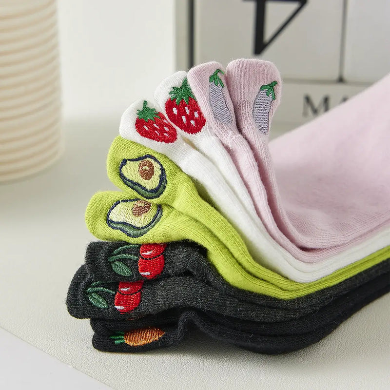 Lot de chaussettes languette noires, grises chiné, vertes, blanches et roses, motifs fruits et légumes brodés sur la languette 
