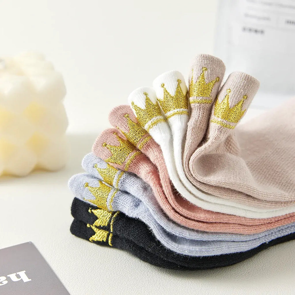 Lot de 5 chaussettes languette, motif couronne brodé au fil doré sur la languette, disponible en noir, rose, bleu, beige et blanc
