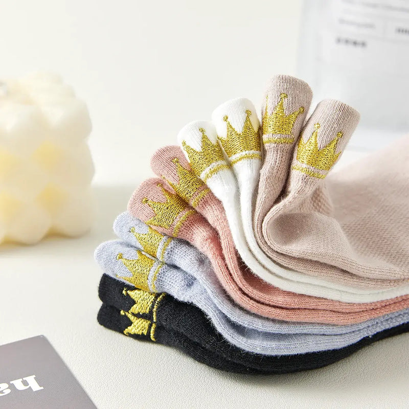 Lot de 5 chaussettes languette, motif couronne brodé au fil doré sur la languette, disponible en noir, rose, bleu, beige et blanc