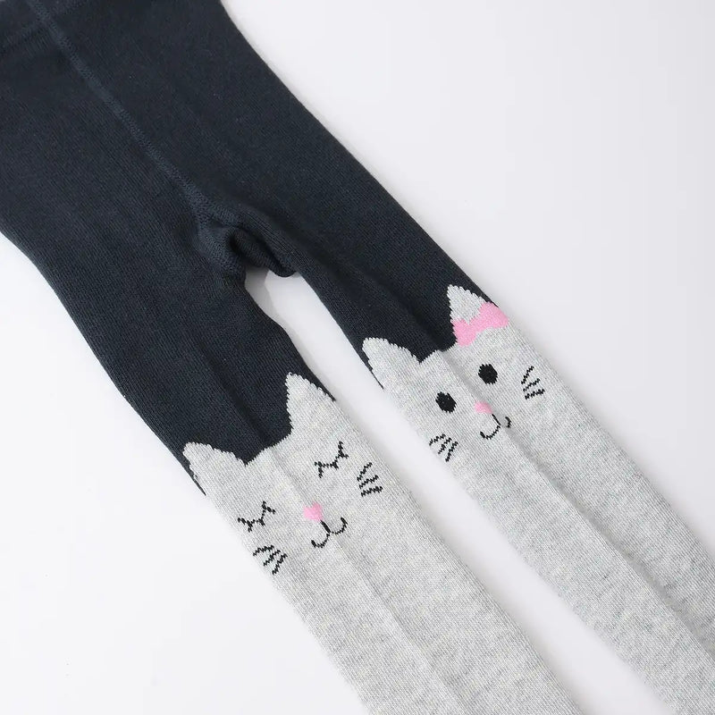 Lot de 2 collants fille : 1 collant gris motif chat et 1 collant rose uni. Doux, confortables et disponibles en 12-24 mois, 2-4 ans et 5-8 ans. Parfaits pour des looks mignons et pratiques au quotidien.