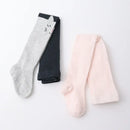 Lot de 2 collants fille : 1 collant gris motif chat et 1 collant rose uni. Doux, confortables et disponibles en 12-24 mois, 2-4 ans et 5-8 ans. Parfaits pour des looks mignons et pratiques au quotidien.