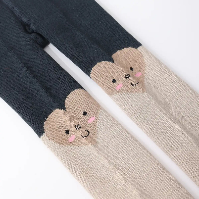 Lot de 2 collants fille : collant marron clair avec cœur sur le genou + collant gris chiné clair. Doux, confortables et disponibles en 12-24 mois, 2-4 ans et 5-8 ans. Un duo pratique et mignon pour le quotidien.