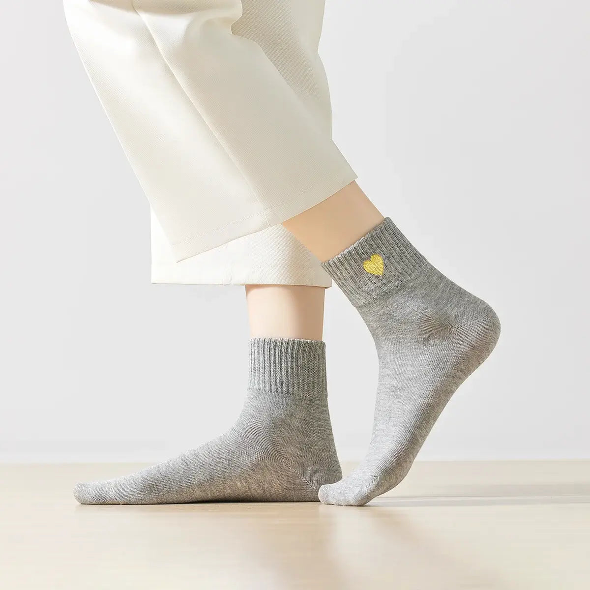 Set de 4 calcetines altos con corazón dorado bordado.