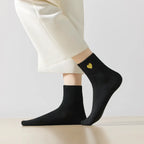 Set de 4 calcetines altos con corazón dorado bordado.