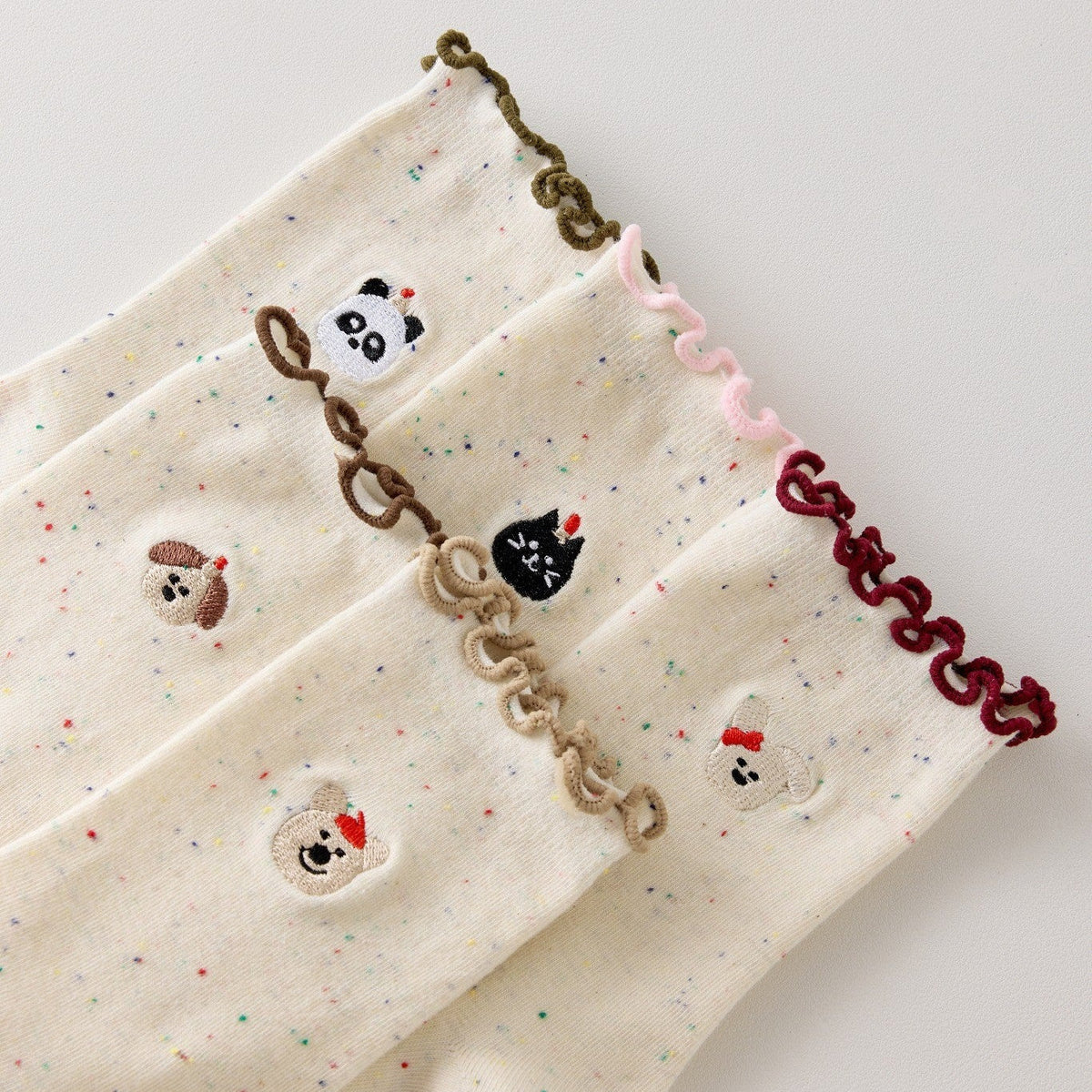 Lot de 5 chaussettes montantes motif animaux avec détail volanté. Coton majoritaire, confortables et festives. Idéales pour un look fun et cosy