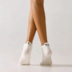Pack de 4 calcetines bajos con bordado de perrito en el talón. Cómodas, suaves y discretas, se adaptan a todos los estilos. Talla 35-41.