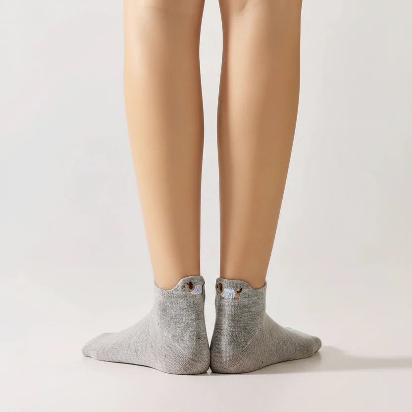 Pack de 4 calcetines bajos con bordado de perrito en el talón. Cómodas, suaves y discretas, se adaptan a todos los estilos. Talla 35-41.