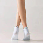 Pack de 4 calcetines bajos con bordado de perrito en el talón. Cómodas, suaves y discretas, se adaptan a todos los estilos. Talla 35-41.