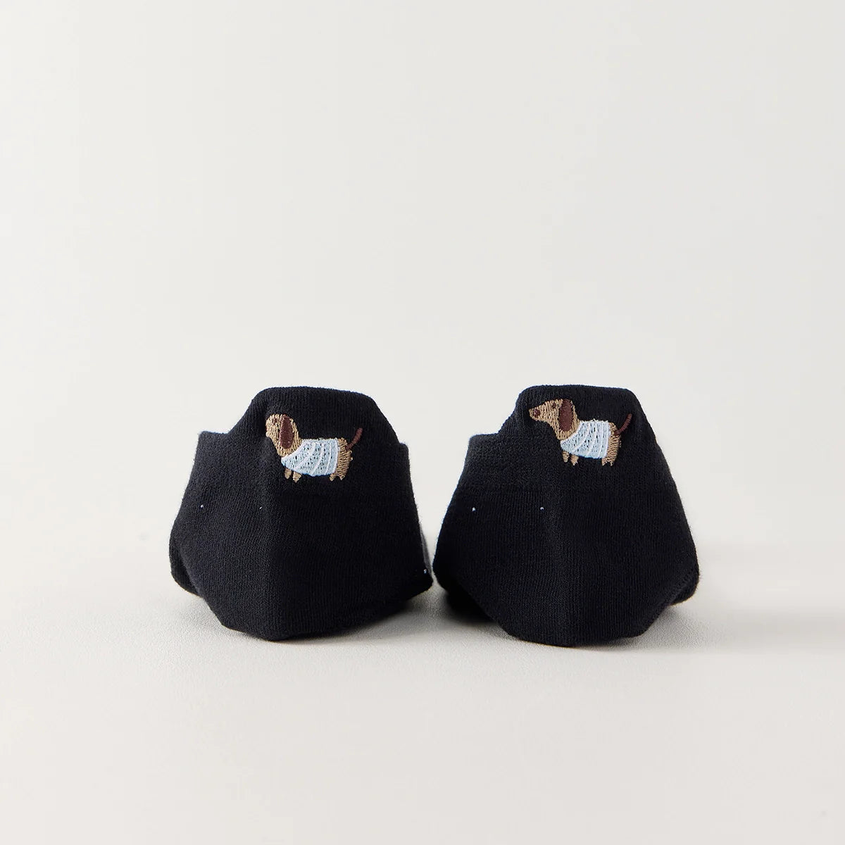 Pack de 4 calcetines bajos con bordado de perrito en el talón. Cómodas, suaves y discretas, se adaptan a todos los estilos. Talla 35-41.