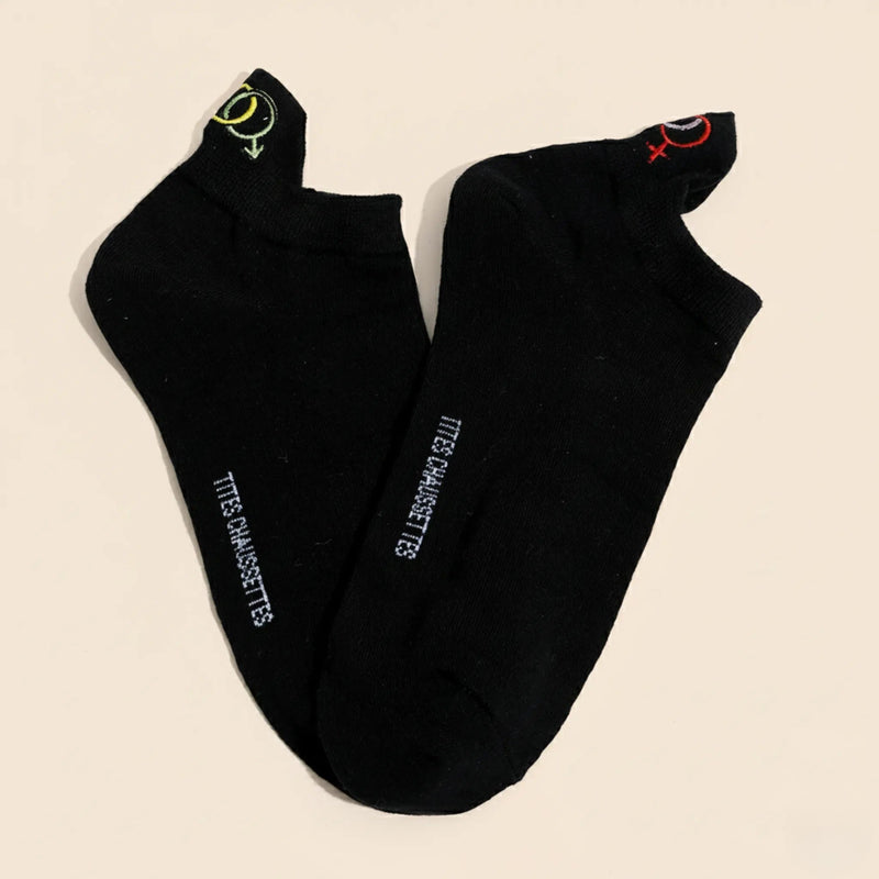 Lot de 5 chaussettes LGBT brodées aux couleurs arc-en-ciel, motifs inclusifs, confortables et douces. Taille 35-41. Style engagé et confortable.