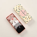 Lot de 5 chaussettes femme à languette avec broderies sororité. Symboles Girl Power, cœur-mains, féminin. Taille 35-41. Douces, confortables, engagées.