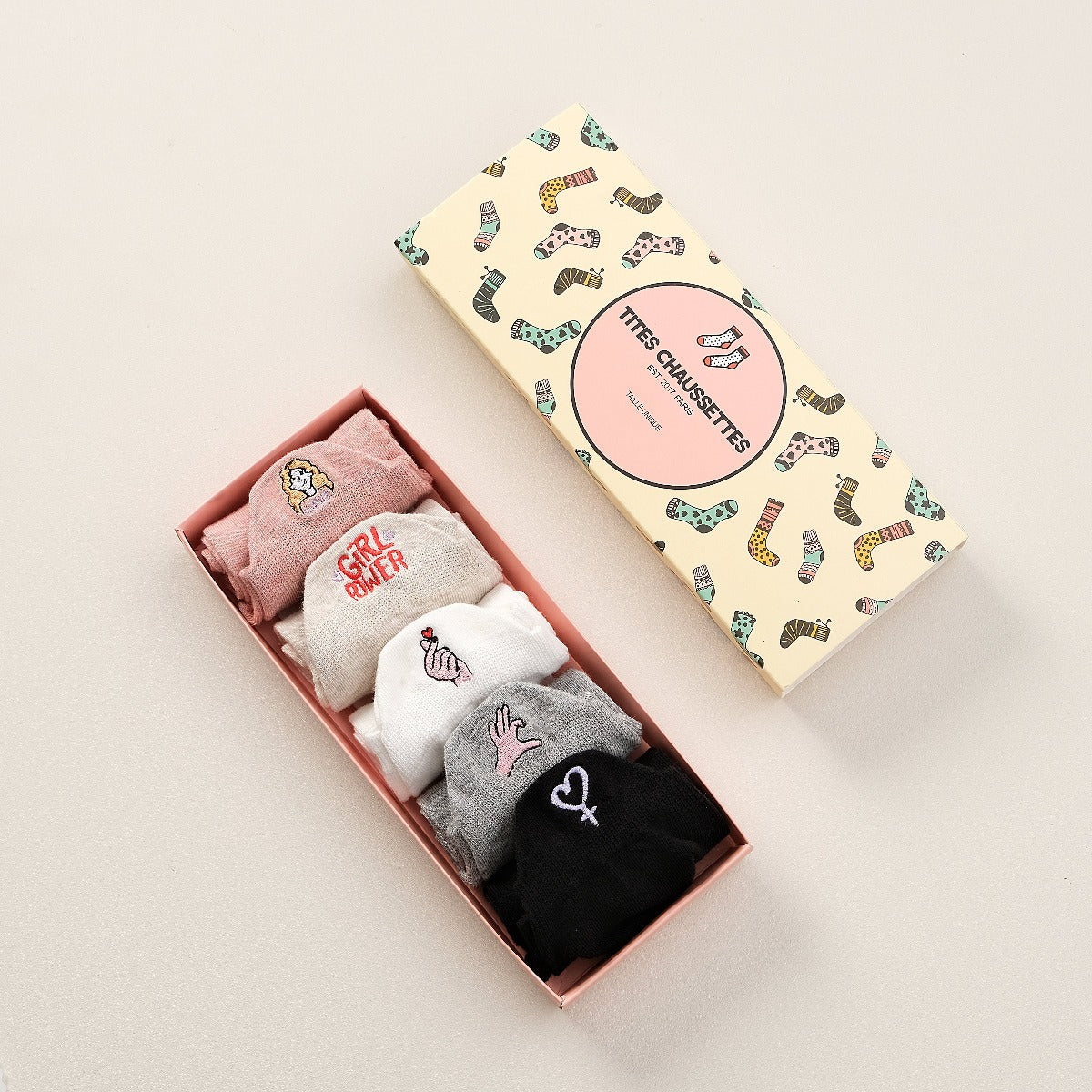 Lot de 5 chaussettes femme à languette avec broderies sororité. Symboles Girl Power, cœur-mains, féminin. Taille 35-41. Douces, confortables, engagées.