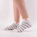 Lot de 5 chaussettes courtes rayées avec cœur brodé. Taille unique stretch 35-41. Confortables, douces et stylées pour un look fun et féminin.