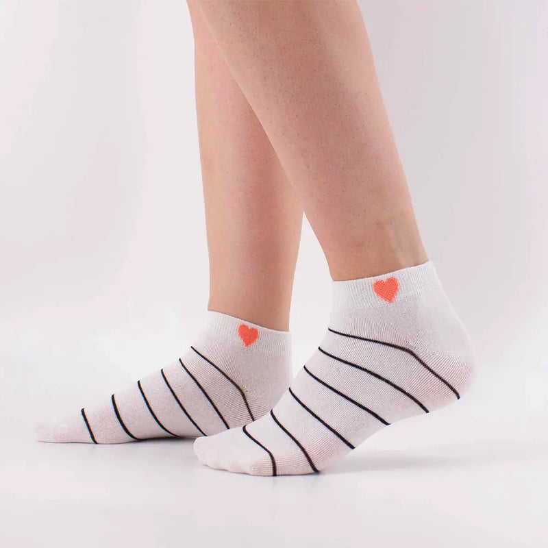 Lot de 5 chaussettes courtes rayées avec cœur brodé. Taille unique stretch 35-41. Confortables, douces et stylées pour un look fun et féminin.