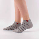 Lot de 5 chaussettes courtes rayées avec cœur brodé. Taille unique stretch 35-41. Confortables, douces et stylées pour un look fun et féminin.