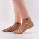 Lot de 5 chaussettes courtes rayées avec cœur brodé. Taille unique stretch 35-41. Confortables, douces et stylées pour un look fun et féminin.