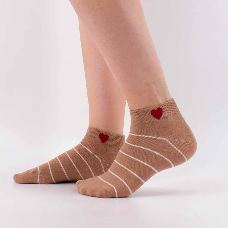 Lot de 5 chaussettes courtes rayées avec cœur brodé. Taille unique stretch 35-41. Confortables, douces et stylées pour un look fun et féminin.