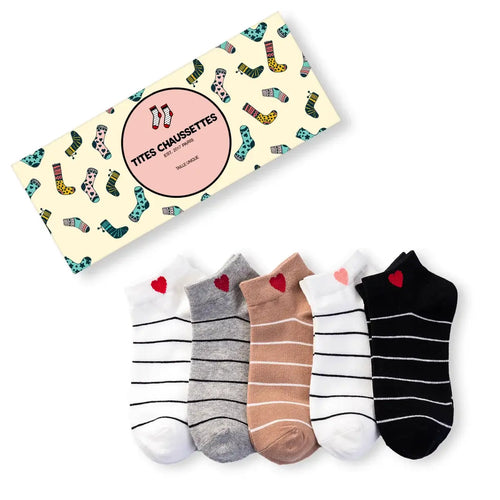 Lot de 5 chaussettes courtes rayées avec cœur brodé. Taille unique stretch 35-41. Confortables, douces et stylées pour un look fun et féminin.