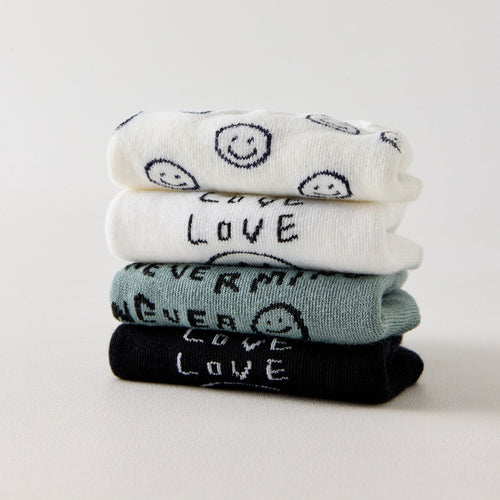 Lot de 4 socquettes invisibles en coton avec motif smiley ou message. Fond noir, blanc ou bleu. Confortables, discrètes et parfaites avec des baskets.