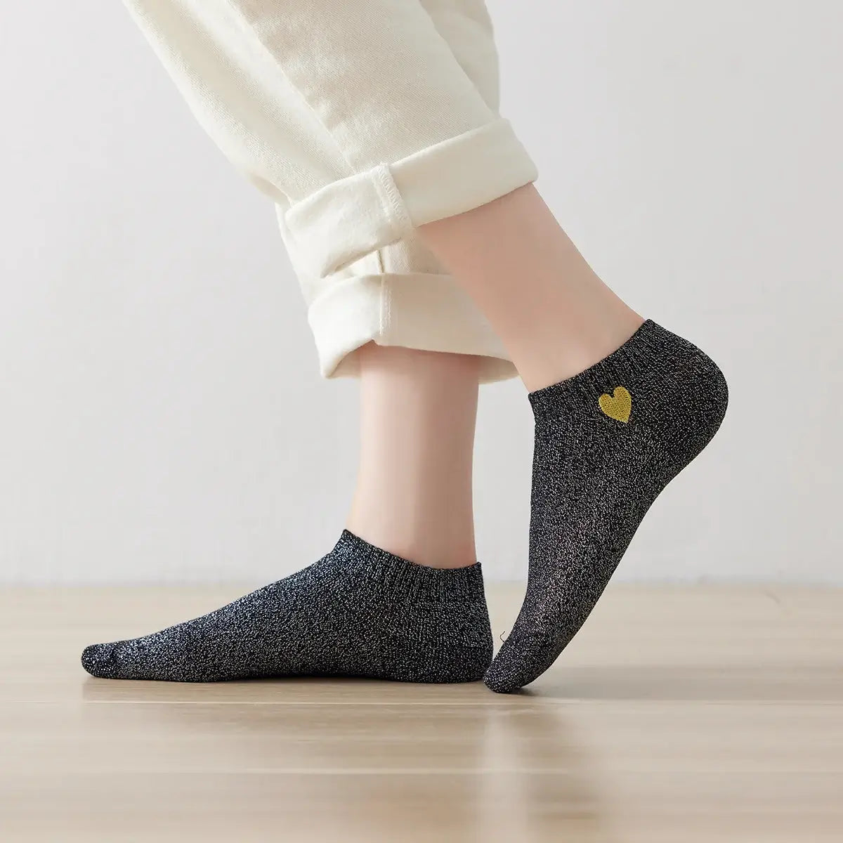 Chaussettes grise lurex à paillette à motif coeur doré pour femmes | Chaussettes douces et confortables | Fabriquées à partir de matériaux de haute qualité | Un cadeau parfait pour les femmes de tous âges