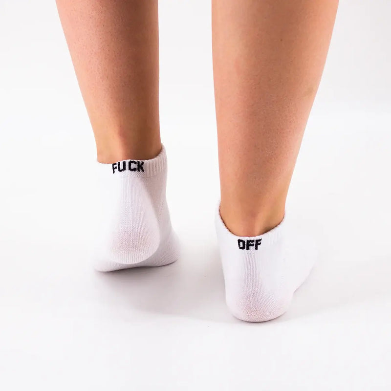 Lot de 3 chaussettes basses avec message "Fuck Off". Taille 35-41. Confortables, discrètes et rebelles. Trois couleurs pour un style affirmé et décalé.
