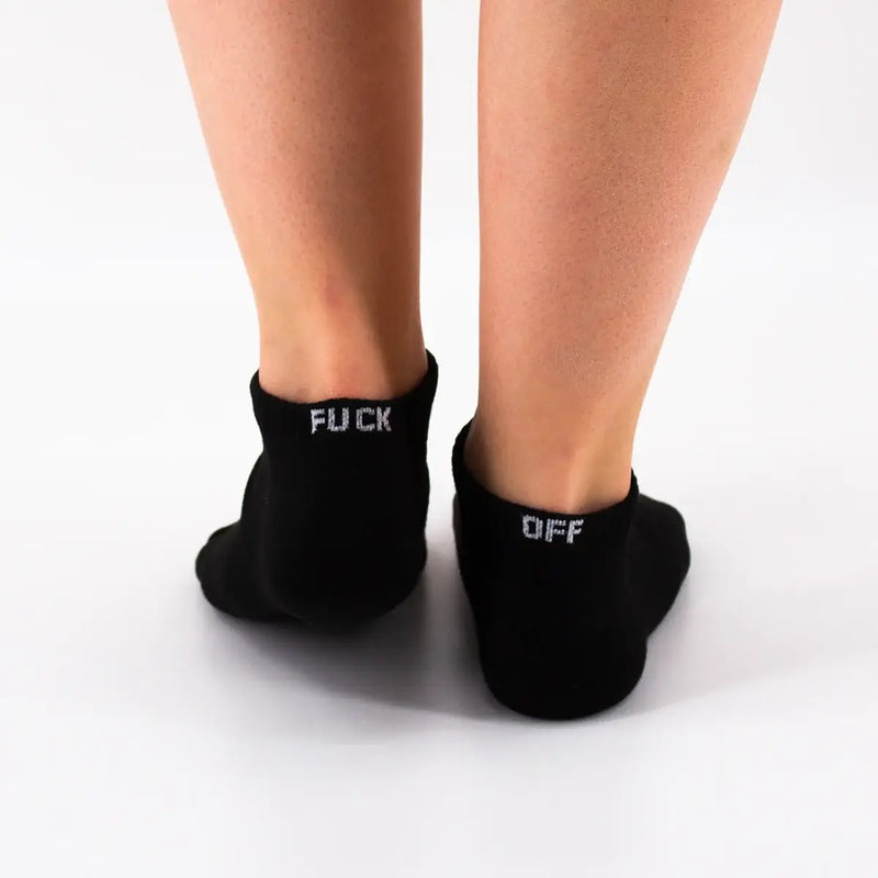 Lot de 3 chaussettes basses avec message "Fuck Off". Taille 35-41. Confortables, discrètes et rebelles. Trois couleurs pour un style affirmé et décalé.