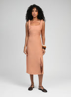 An'ge – Robe Midi Manta Terracotta, robe midi couleur pêche portée par un mannequin, vue de face