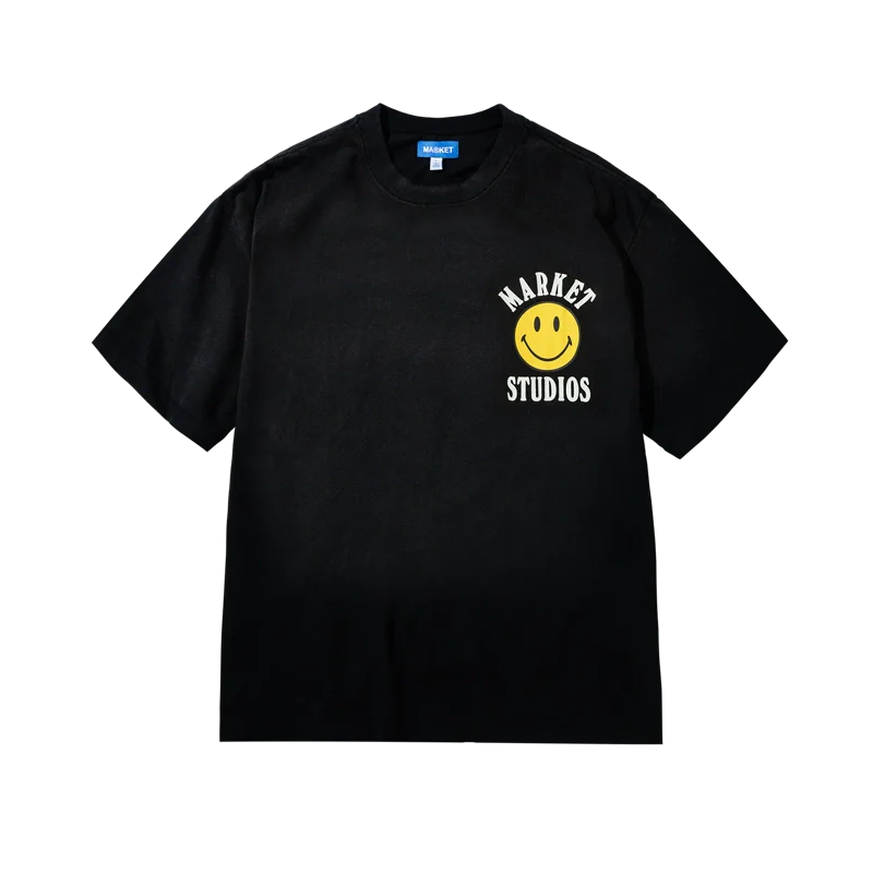 Market Studios - T-Shirt Studios T-Shirt Smiley Lockup Jet Set Black - Black