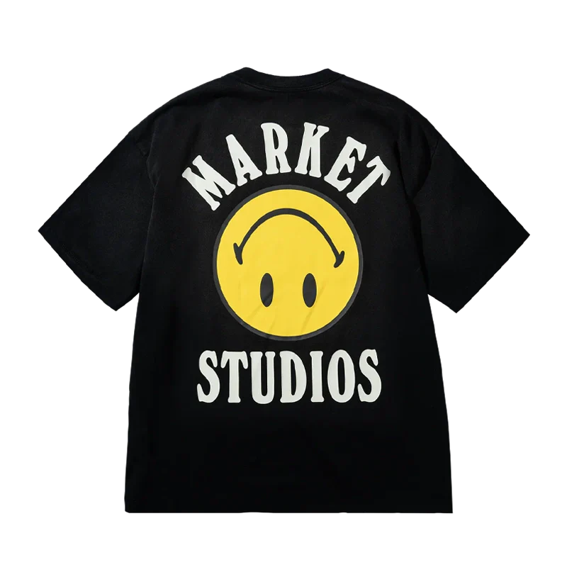 Market Studios - T-Shirt Studios T-Shirt Smiley Lockup Jet Set Black - Black