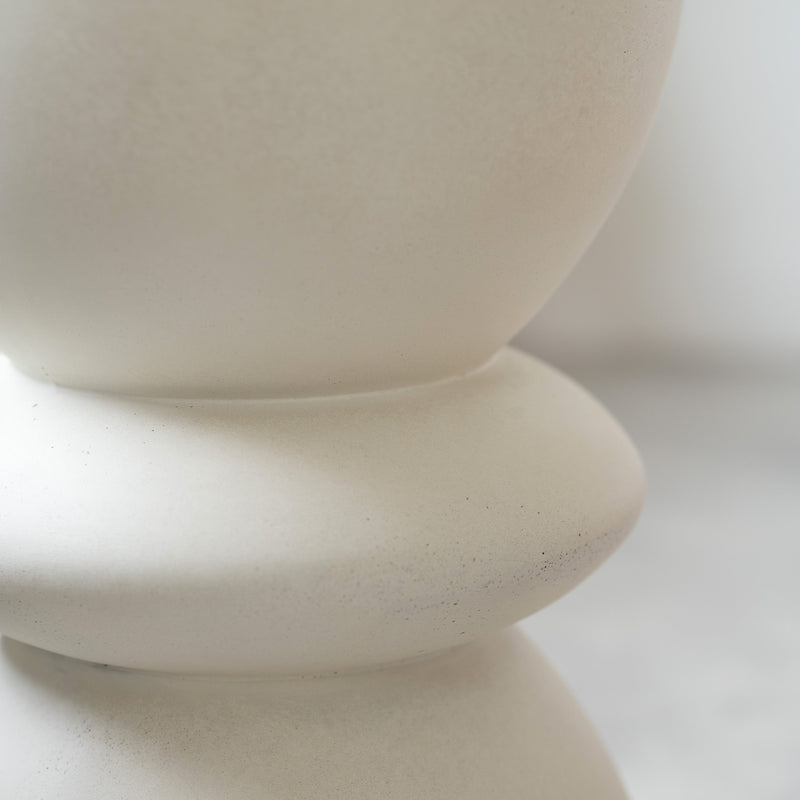 maupiti_table_appoint_matiere_brute_blanc_beton